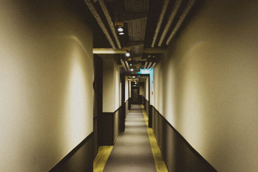 Un pasillo largo con una línea amarilla en el suelo.