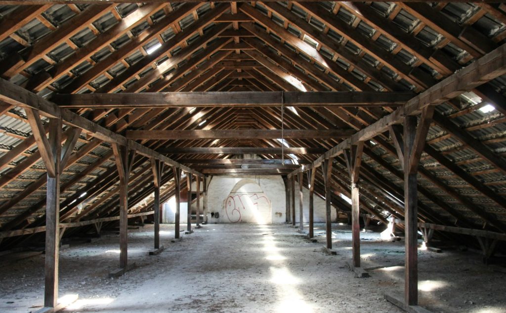 Cobertizo de madera marrón vacía